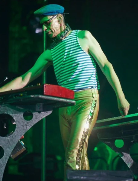 File:flake-2019-french-outfit.jpeg