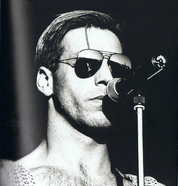 File:tillAviatorGlasses.jpeg