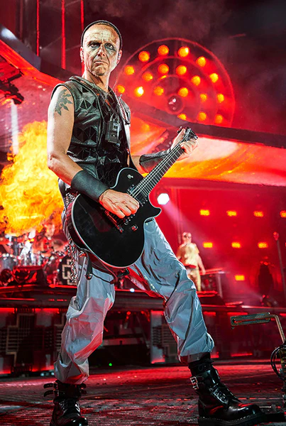File:paul-stadium-tour-black-outfit-var1.jpg